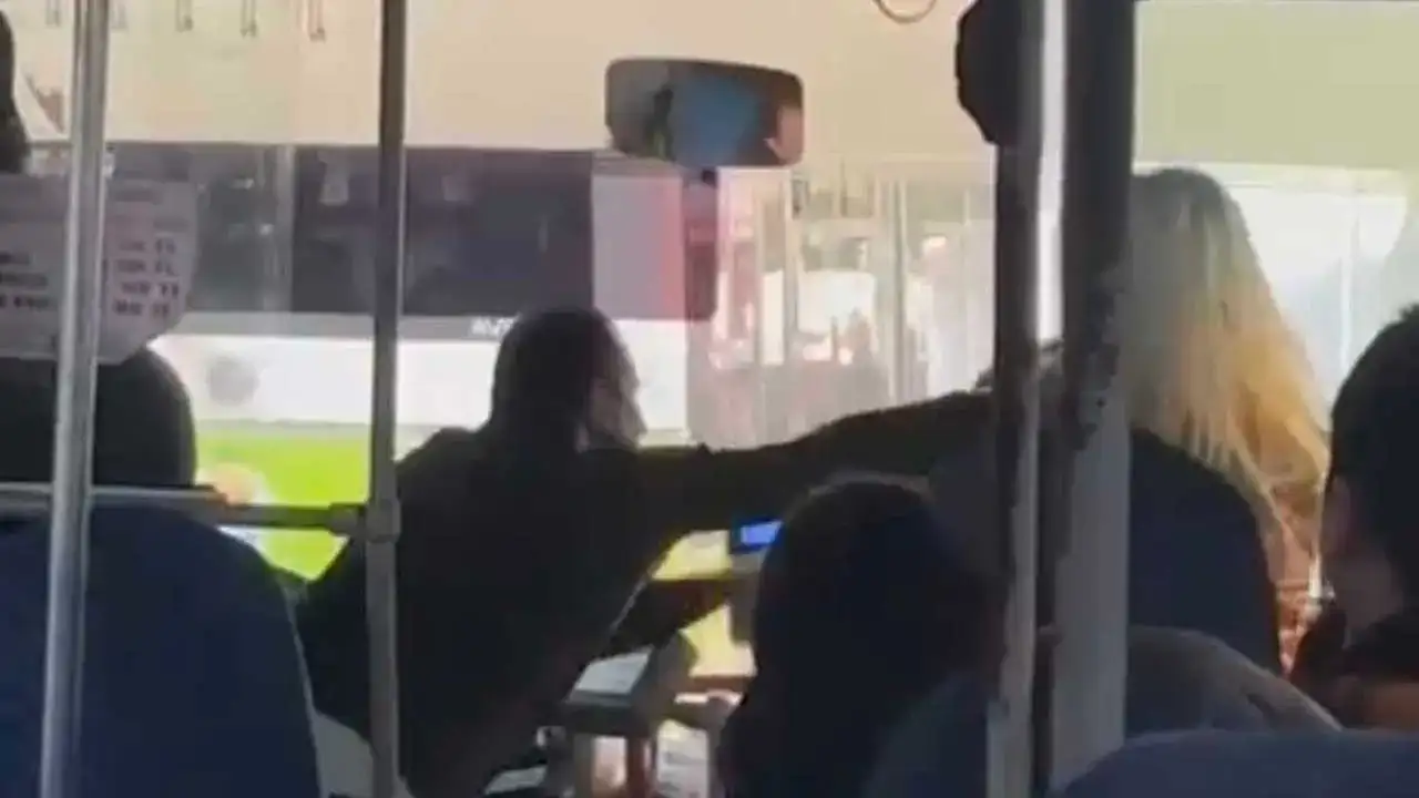 Adana’da Kadın Sürücüyle Otobüs Şoförü Birbirine Girdi! Gözaltı Geldi 2